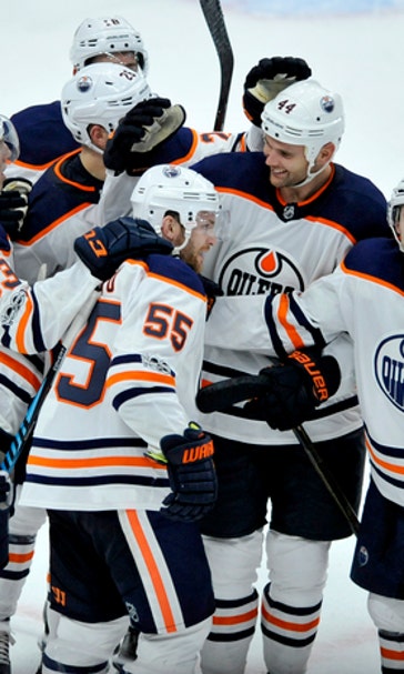 Mark Letestu scores in OT, Oilers beat Blackhawks 2-1 (Oct 19, 2017)